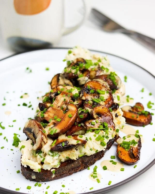 Staff meal Jan 6th 🇨🇦🌿 Chunky parsnip mash + chives &amp; tamari mushrooms 😋🌱 &bull;
&bull; one thing that has been a goal of ours is to start cooking more seasonally based on what&rsquo;s available to us here in Canada (even during winter) lol 