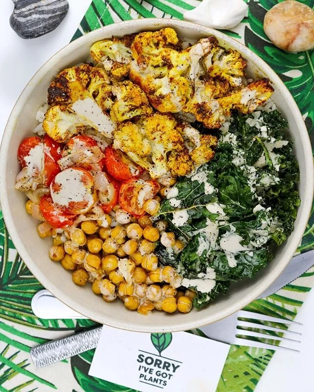 Curried Cauliflower Tahini Bowl 🌿 On this weeks menu! 😋
&bull;
&bull;
&bull;
#veganmealkit #everyplatecounts #eattherainbow