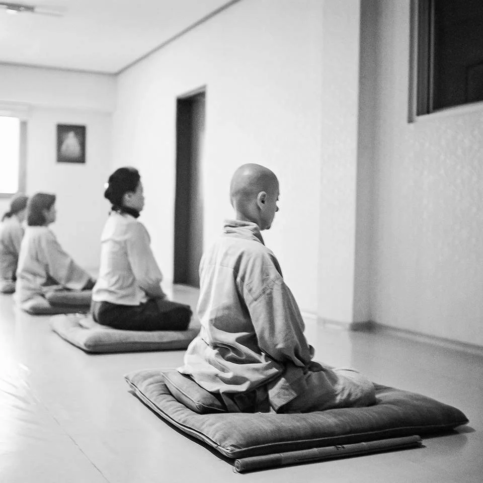 Question: Why can&rsquo;t we stop thinking about the past, why can&rsquo;t we live here and now? I know that the past is already over, but I still always hold it, especially towards things or people that disappointed me.
Zen Master Dae Bong: Oh you c