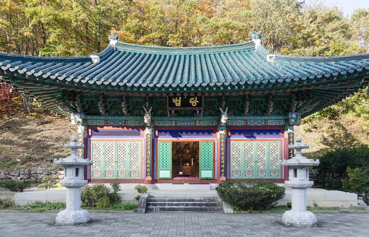 One day, before summer Kyol Che, Ko Bong visited Tong Do Sa Temple. He stood at the gate and shouted, &ldquo;Somebody come here and cut my hair, please. I want to become a monk.&rdquo; Many monks were angered by his arrogant behavior. They grabbed so