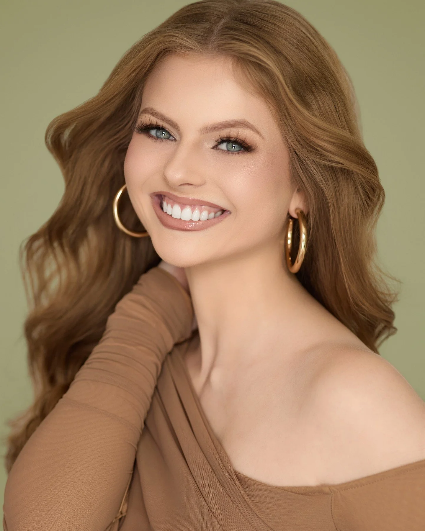 Which background do you like more? 💚 or 🤍