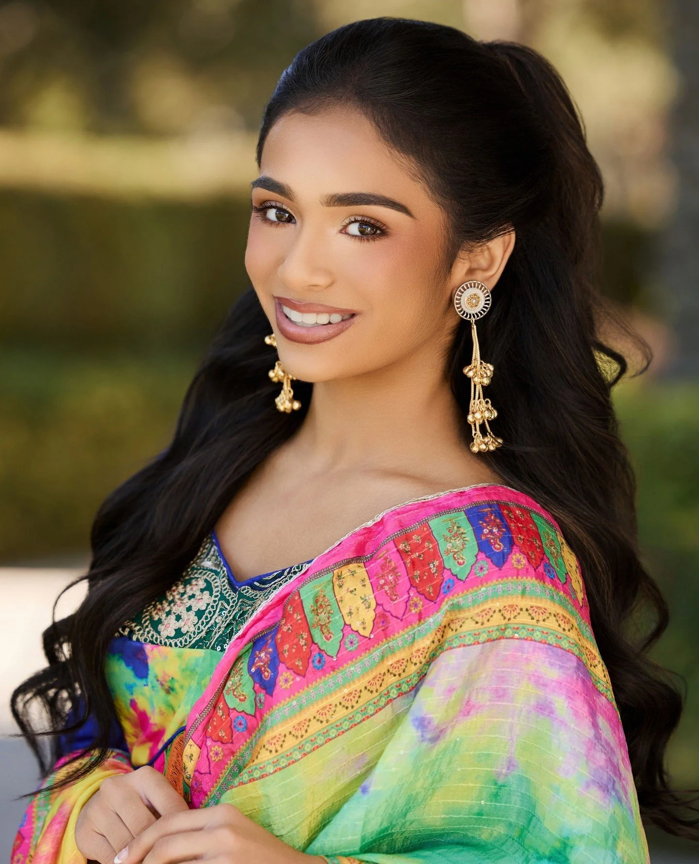 Traditional Indian looks will always capture a certain place in my heart 💚 In my opinion, no culture does tasteful, detailed beauty in quite the same way. Jumkas, saris, lehengas, dupattas...pleassseeee let me capture it all 😍⁠
⁠
Model: Internation