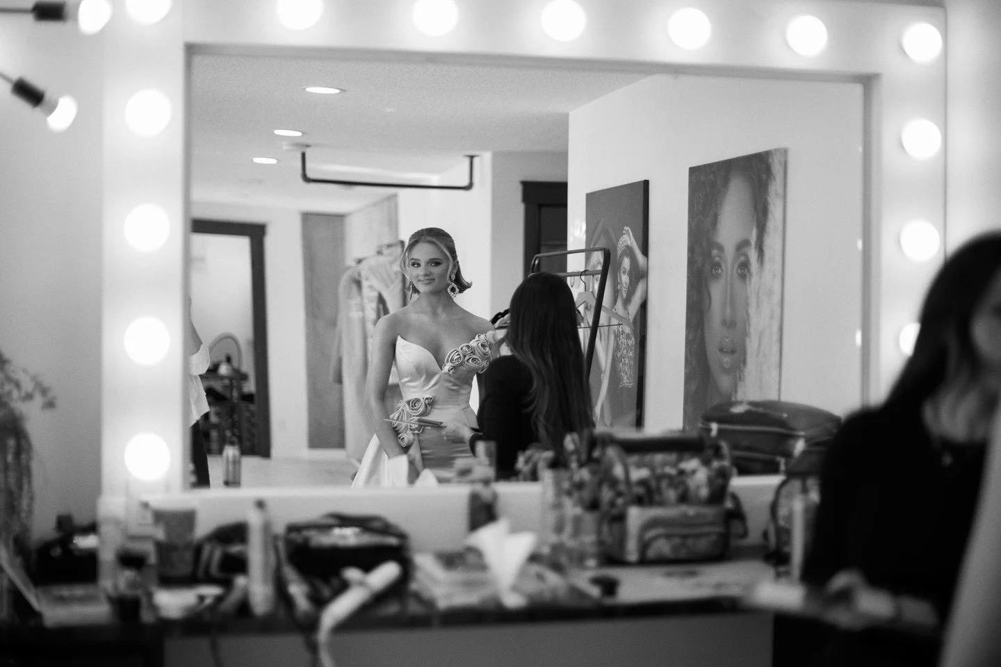 Who doesn't love a good black &amp; white mirror shot getting final touches? 💄
