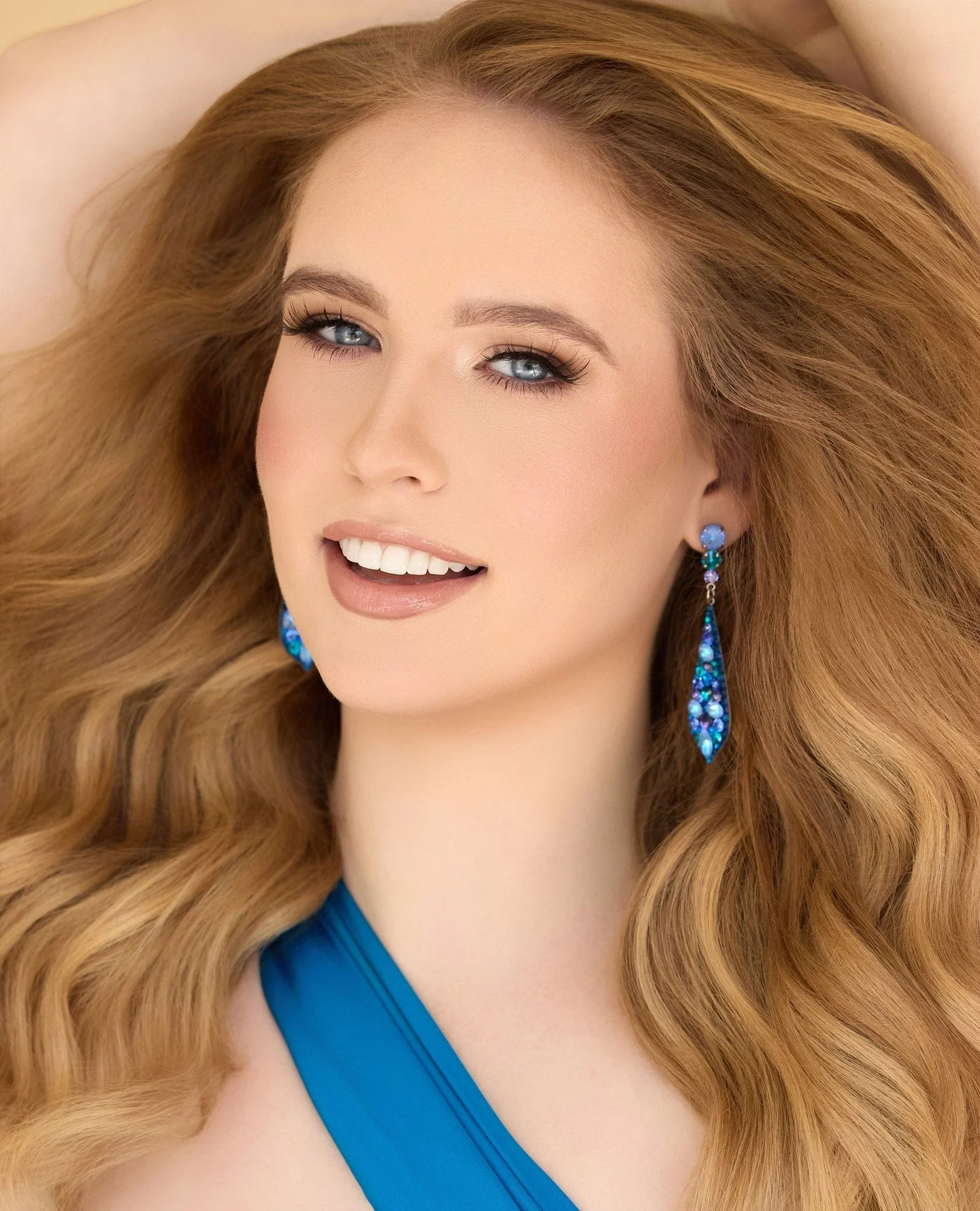 Trusting the same photographer you shot with four years ago to bring you into your Teen pageant years 💙 Swipe to see Pre Teen Sophie!