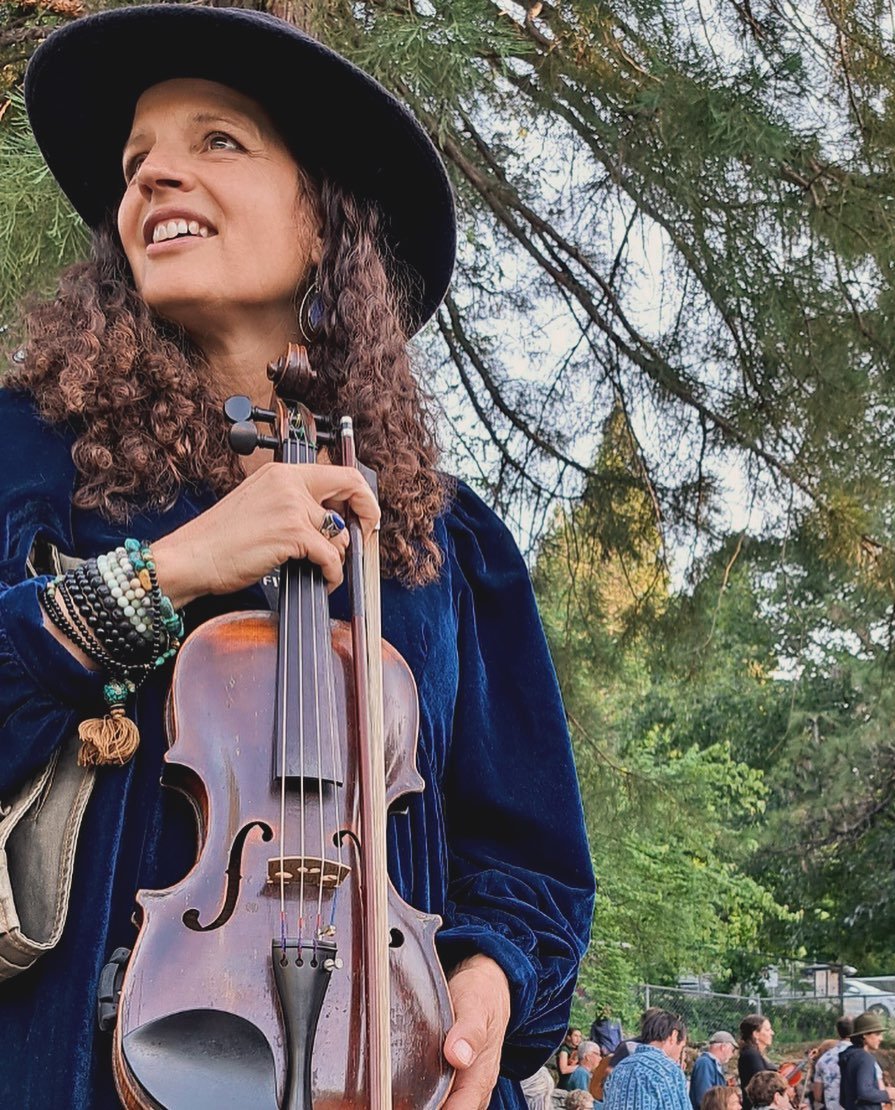 Super grateful for the power of music and it&rsquo;s ability to transform and heal! 🎶 

This is the very special fiddle my beloved father gifted me 6 months before he died. 💔 It honestly was the last time I saw him happy. It makes me cry to write t