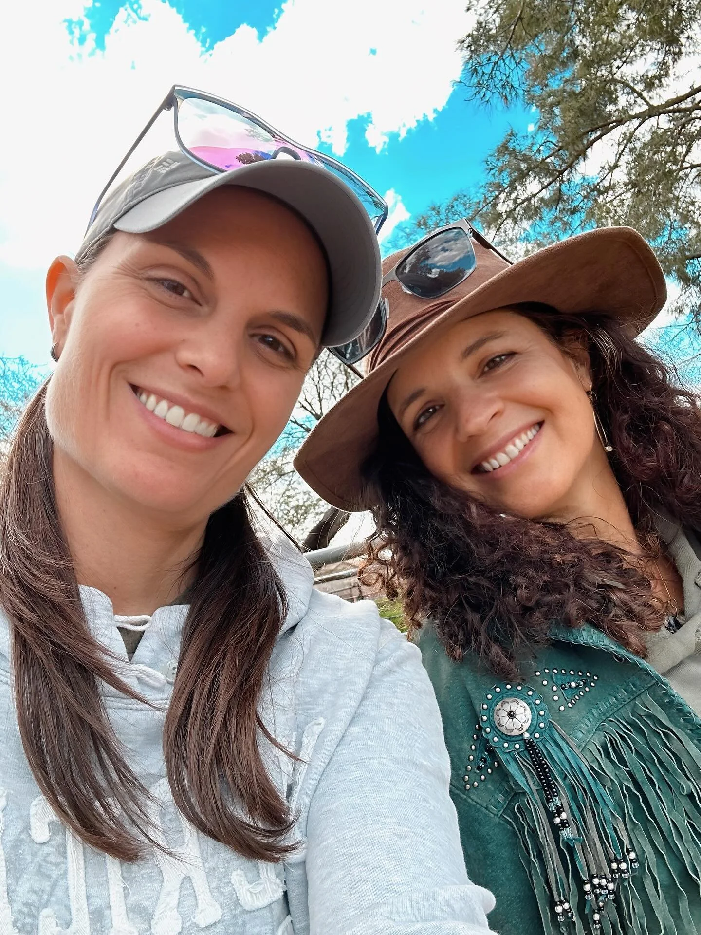 Happy birthday to the one and only dear @danacroschere ! &hearts;️

I met Dana and her awesome partner @krisannasexton at an epic event in Sedona, AZ in June 2023 where they shared their incredible film @lovehealsfilm I told them I lived in Kaua&rsqu