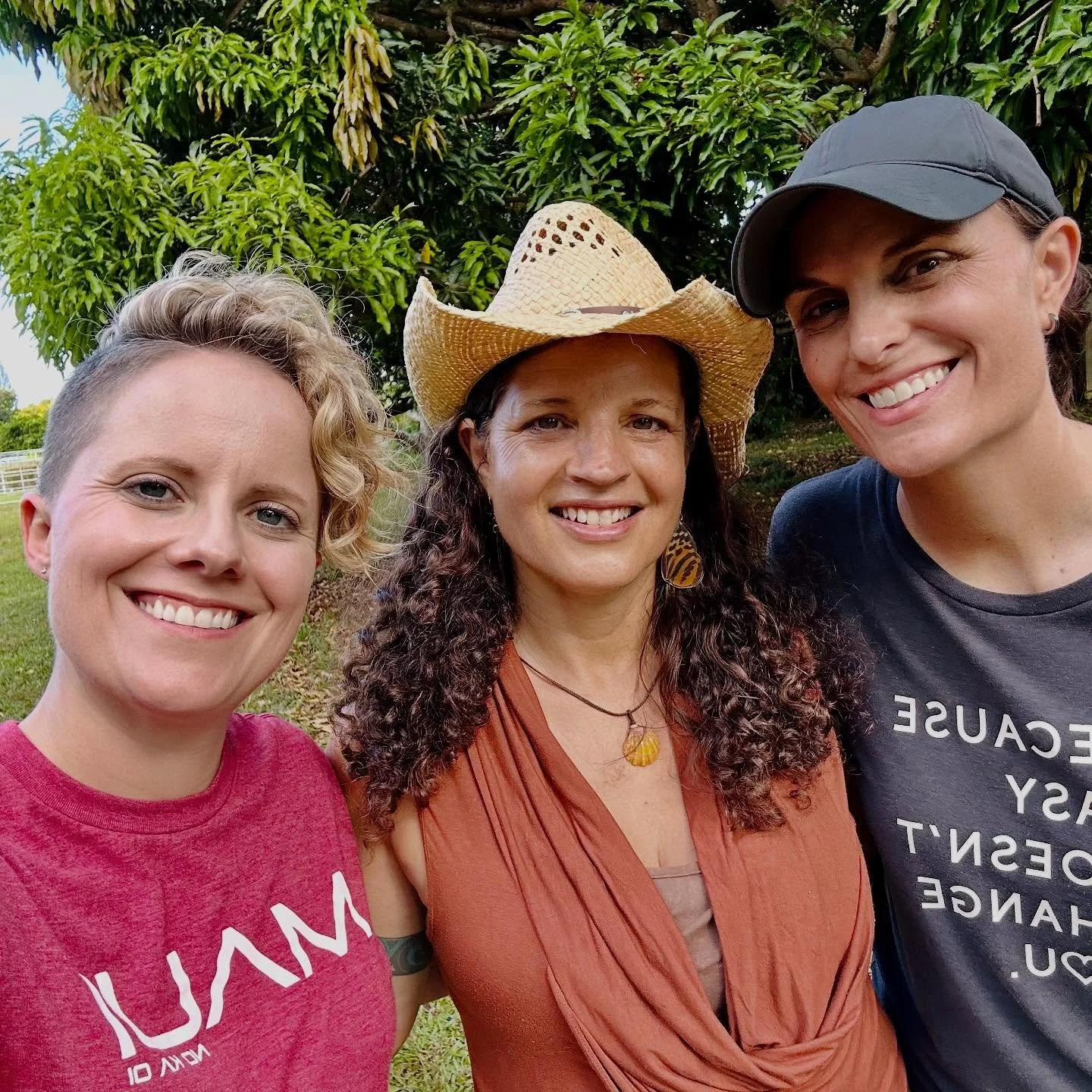 🎉It&rsquo;s showtime! I&rsquo;m over the moon elated to be here in Maui for the film sharing of @rescuedheartsfilm at @mauiartsculture on Wednesday, November 19!

To see my beloved friends again @danacroschere and @krisannasexton of @livewildfilms i