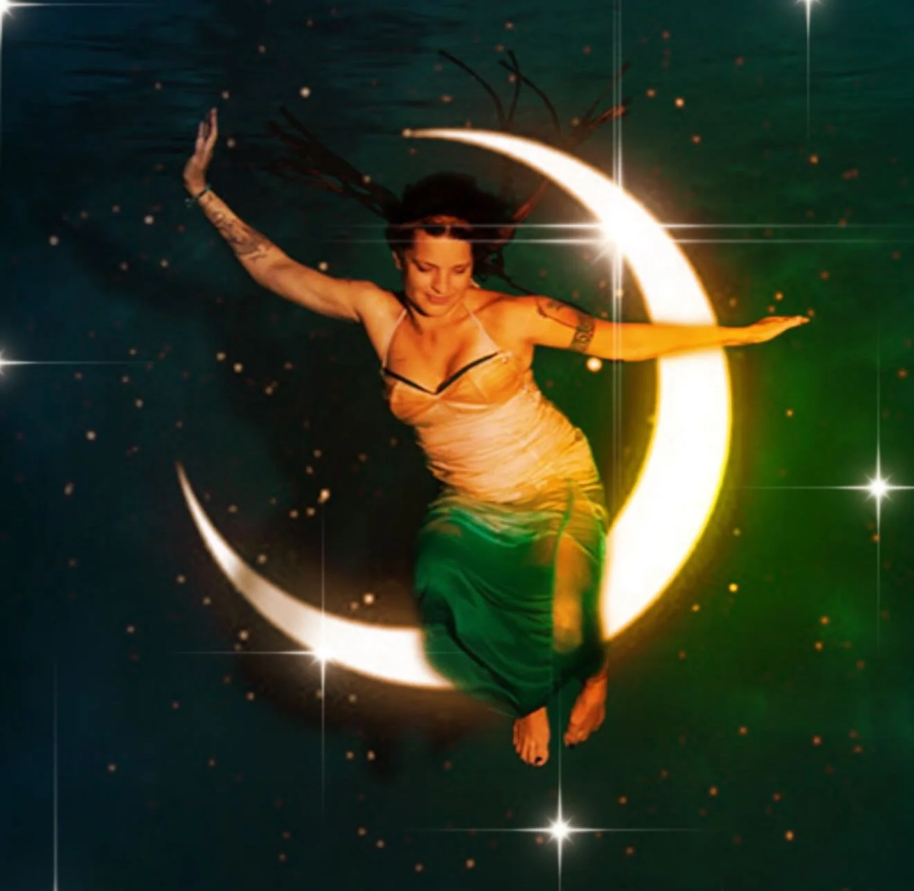 🌙 Who&rsquo;s feeling the effects of the Cancer Full Moon now? Phew, it&rsquo;s deep water my friends. A time of great sensitivity! ♋️ 

📸 @underwater_erenashimoda edited by me 

#cancerfullmoon #fullmoon #fullmoon