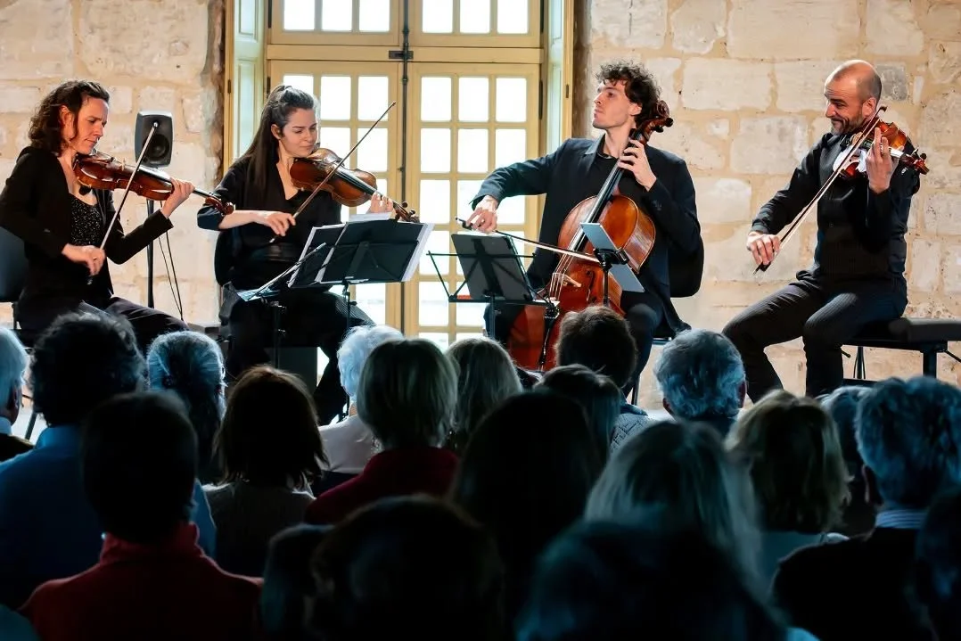 C'&eacute;tait dimanche dernier &agrave; @royaumont 🥚🐰🍫
&Agrave; l'honneur, Figures Argentines avec @pablomarrrrrrquez . 

La sortie du CD approche ⌛
Prochain rendez-vous autour de ce projet &agrave; la @salle.cortot le 7 mai , avec le bandon&eacu