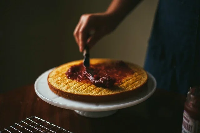 Eating in // Victoria Sponge Cake with Royal Icing 