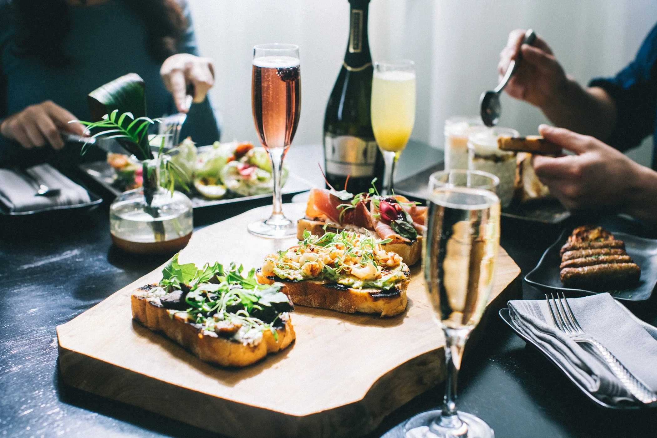 ENDLESS BUBBLES & BRUNCH