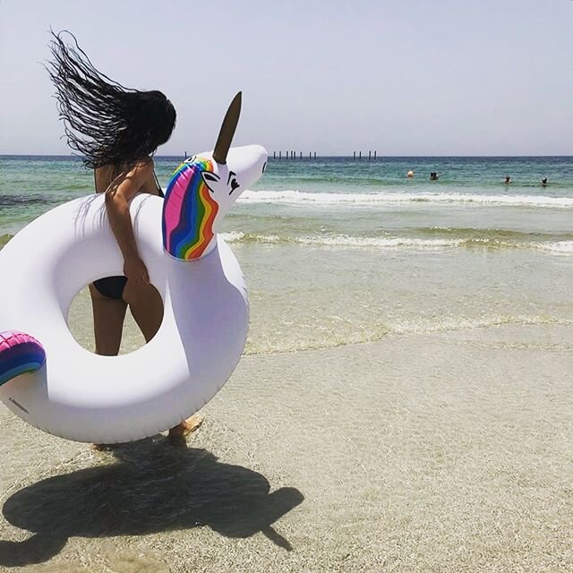 Feelin&rsquo; majestic with a unicorn by our side! ☀️🌈
.
.
.
📸: @gungoreda .
.
.
.
.
.
.
#ajmansaray #havefunalways #vitaminsea #meandmyunicorn #unicornvibes #beachvibes #luxuryresort #beachin #majestichair