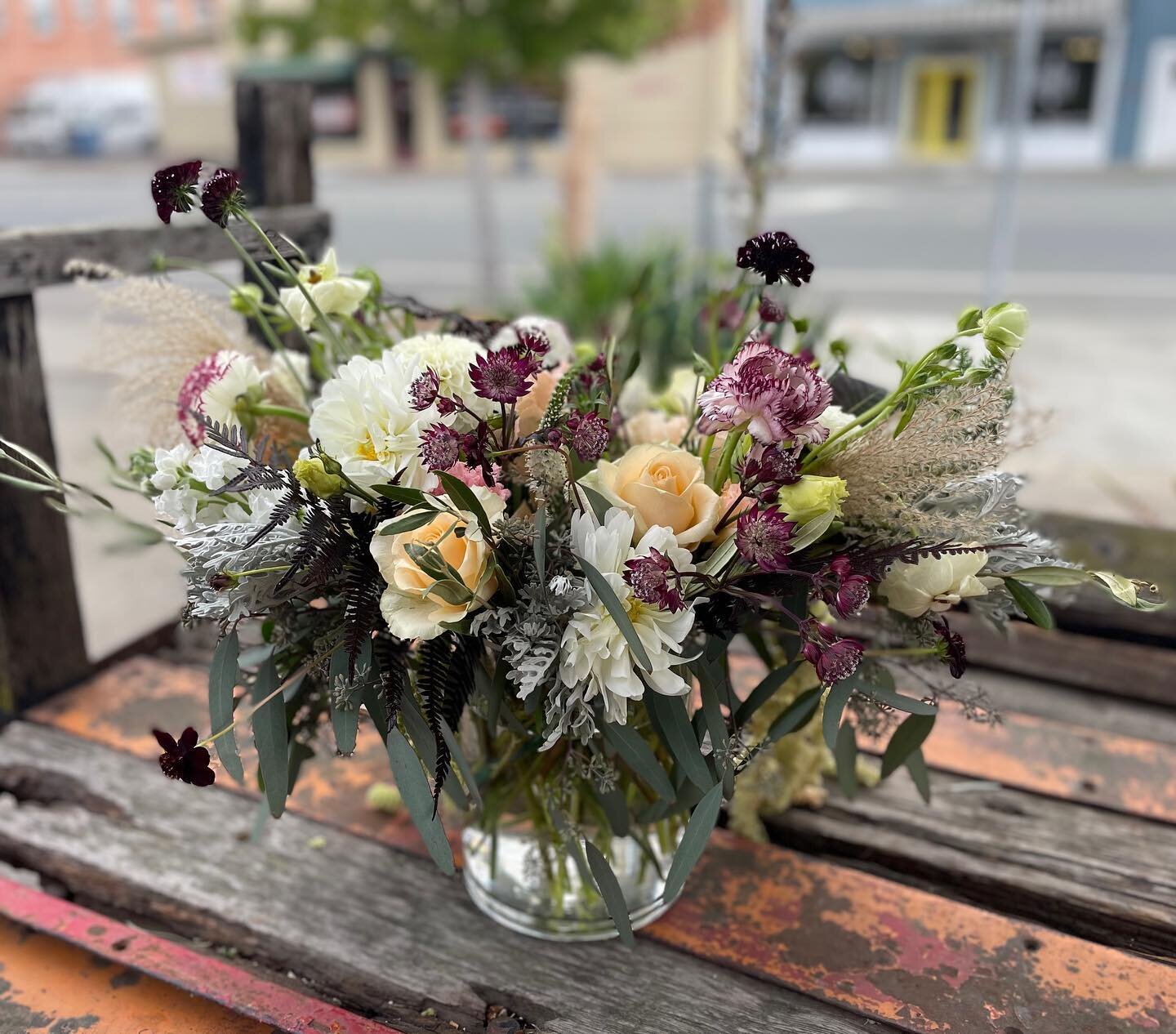 Hello Fall! 🍁🍂🍃 ringing in the new season with a gorgeous arrangement of seasonal blooms and grasses that&rsquo;s bound to give the fall feels to everyone! Let our designers dazzle you with floral magic, call or order online today! #vandafloraldes