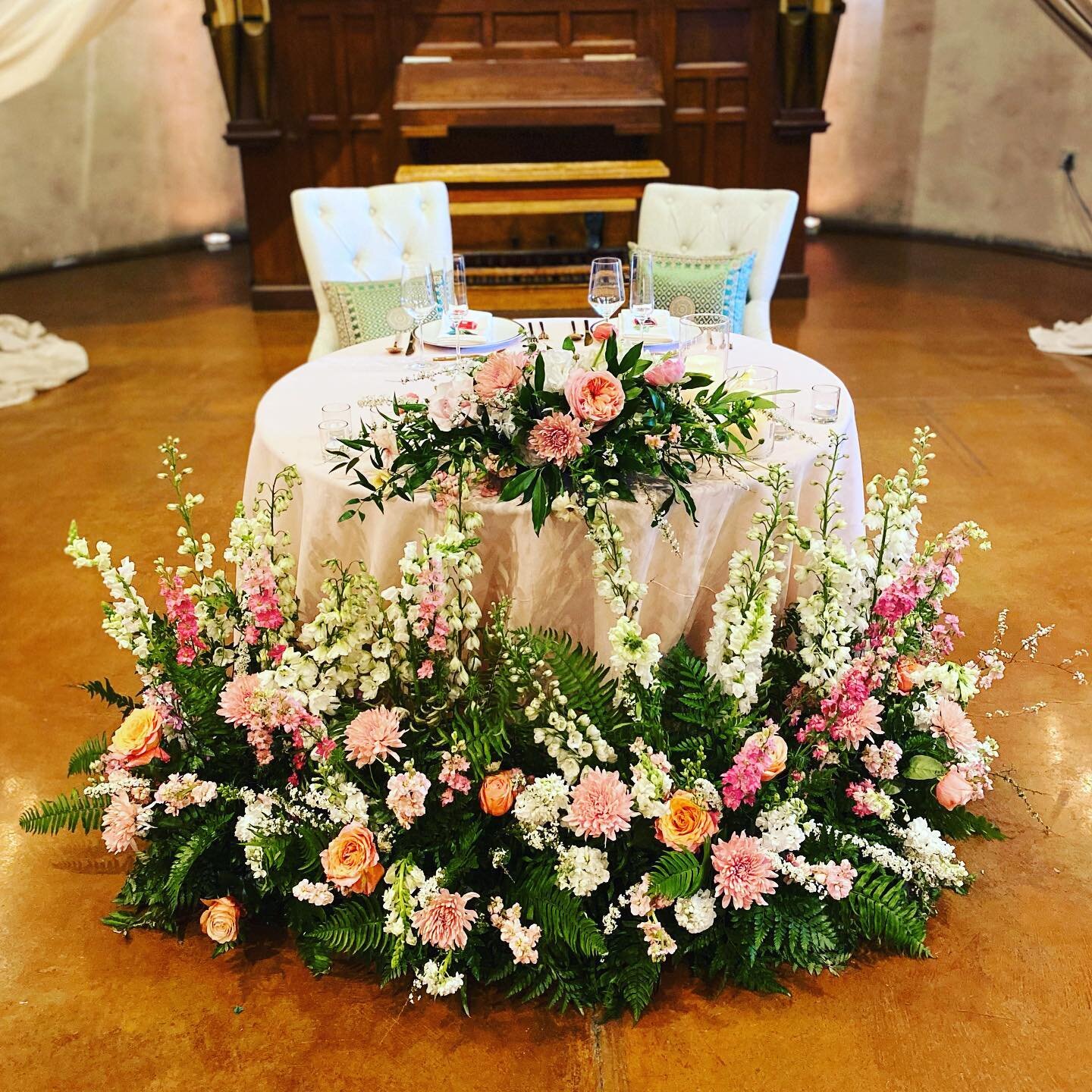 Sweetheart Goals ⭐️⭐️⭐️⭐️⭐️ loving everything about these bright spring colors! Unsure about adding extra decor into your ceremony? Fear not, we can always re-purpose it for you and create gorgeous reception magic. ❤️