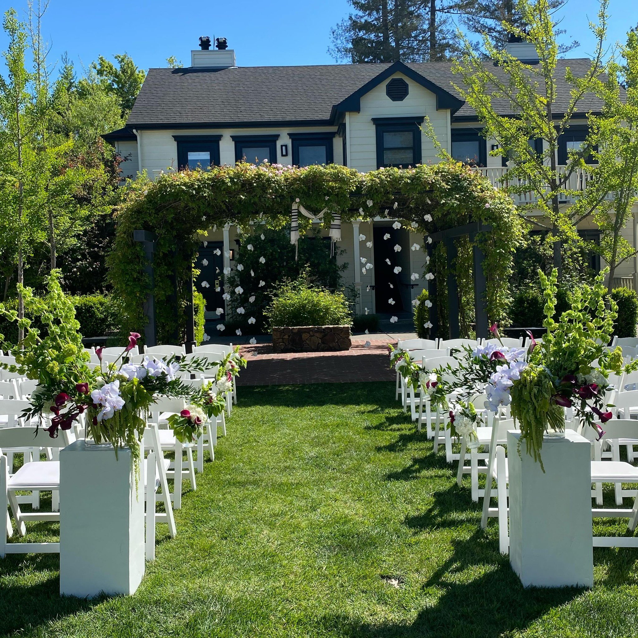 A little modern twist from this past weekend! Nessie and Austin tied the knot framed by lovely floating orchids in the heart of Sonoma. Congratulations you two! Tap for credits! 💐🥂💕