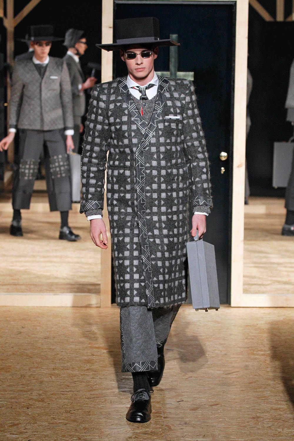 FW13_Collection_Look02-2_l_93c51705-163c-4ad1-a4d9-5429c980713c.jpg