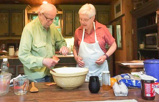 On voit ici Jean Sasso dans la cuisine de Gannaiden préparer la recette du Roly Poly pendant que son assistant Marcel Braitstein ouvre un paquet de levure