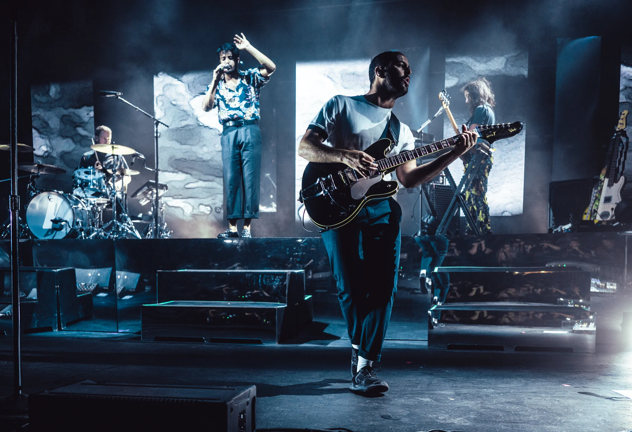 YOUNG THE GIANT