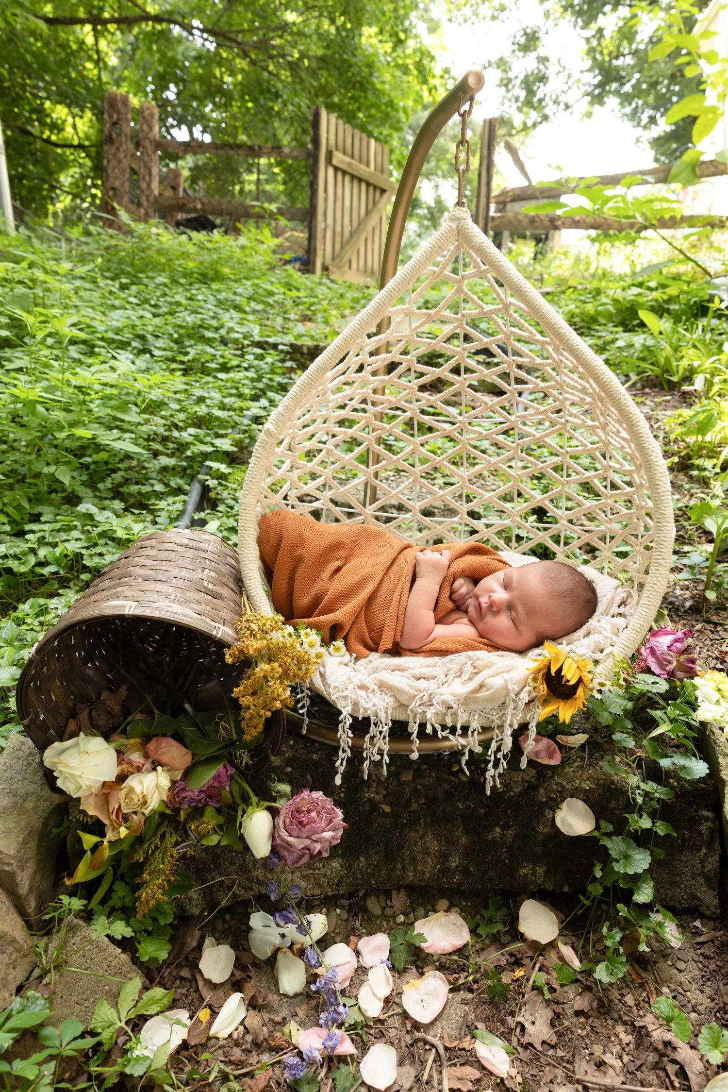 Outdoornewbornphotography.jpg