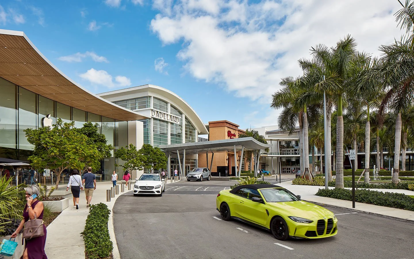 Dadeland_Entrance_Day_Apple_1440x900_98A3C6E9-9D3C-0F78-4947CD9CAF7588E7-98a3bf8cbabf934_98a3d6bb-ca31-1933-a829cdee6628d2e3.jpg