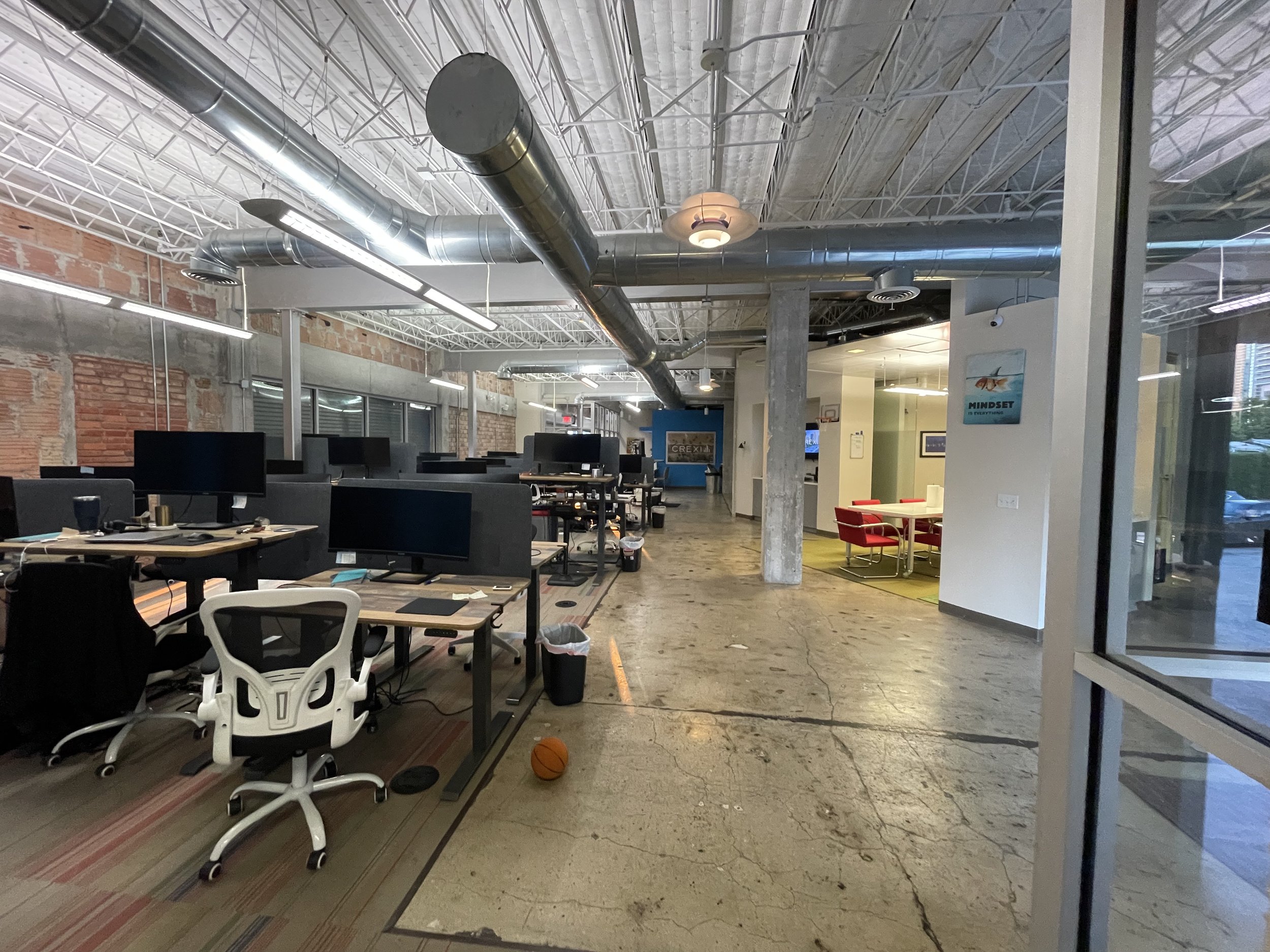 04-open-workstation-area.jpg
