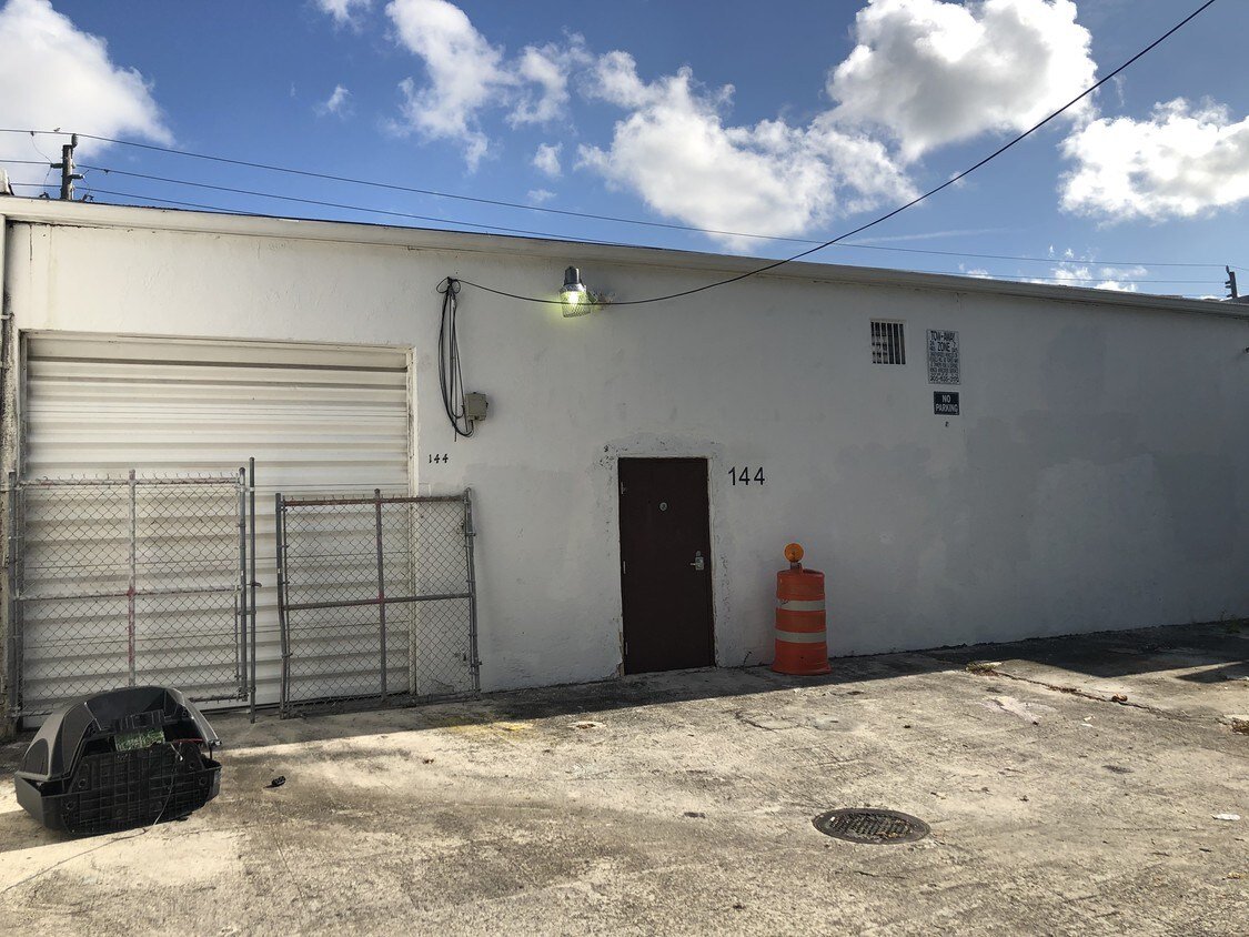 06-rear-loading-door.jpg