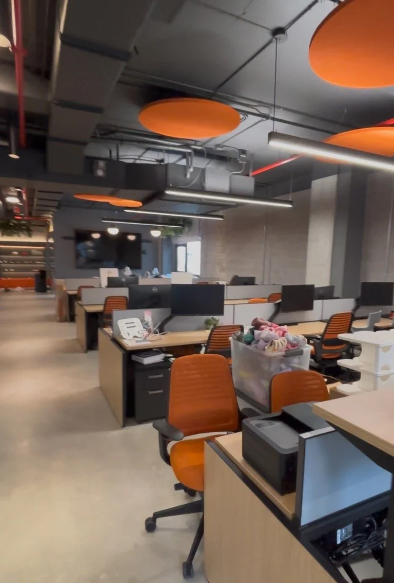 07-suite-401-workstations.jpg