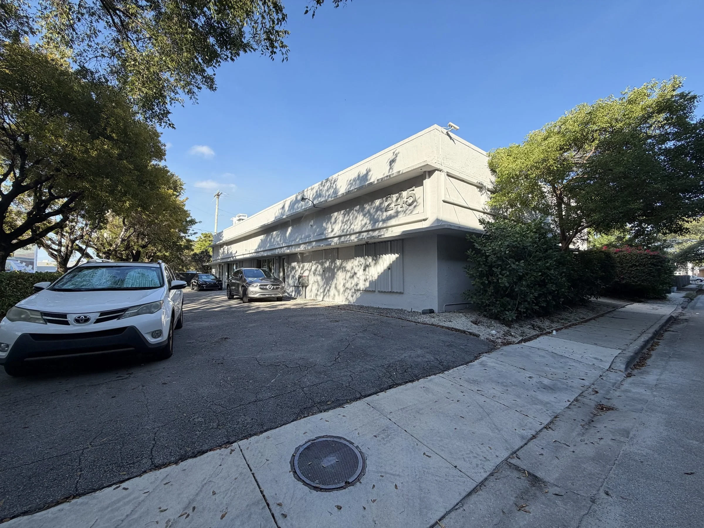 05-exterior-corner-entry.jpg