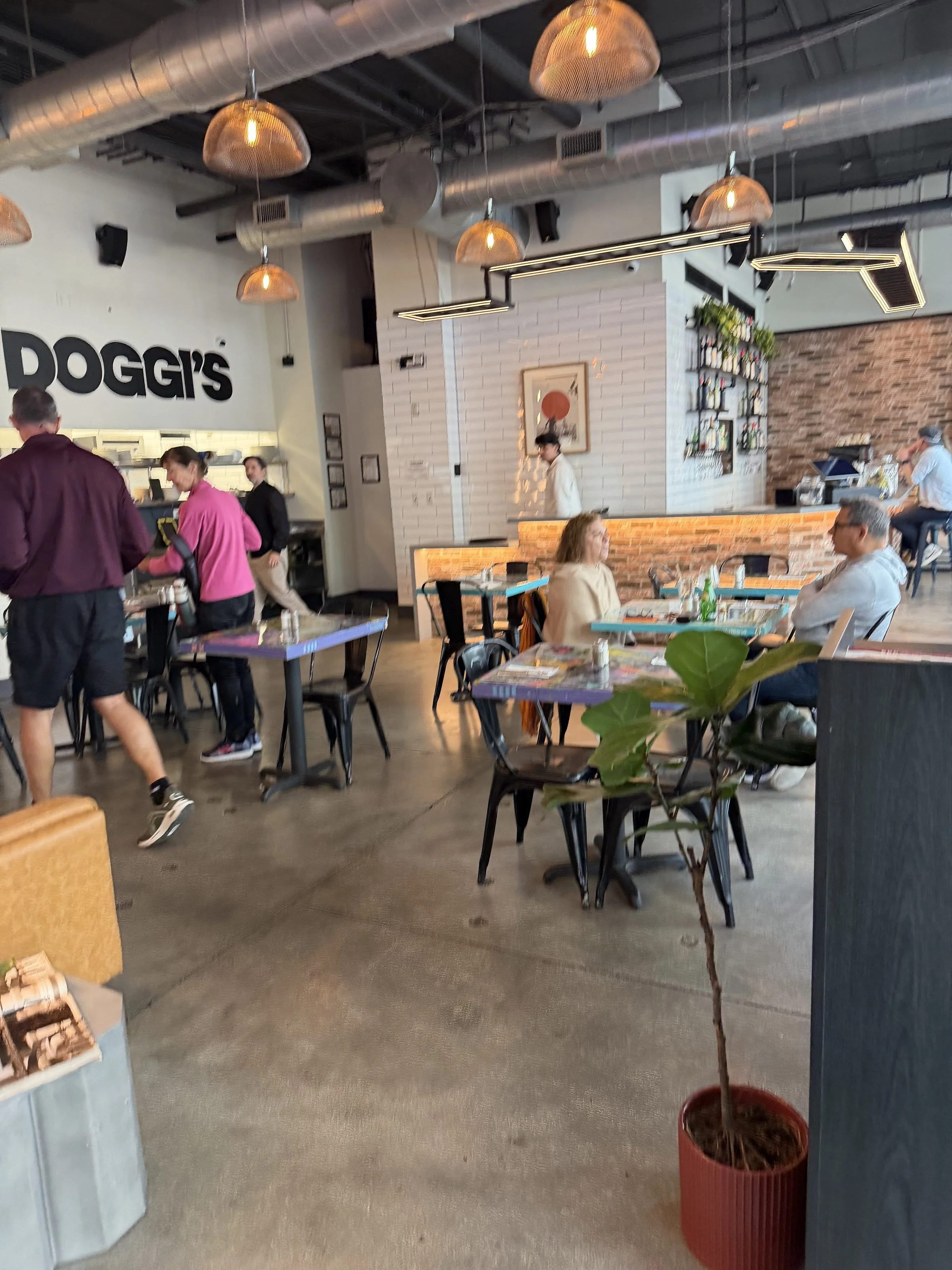 09-doggis-arepa-bar-interior.jpg