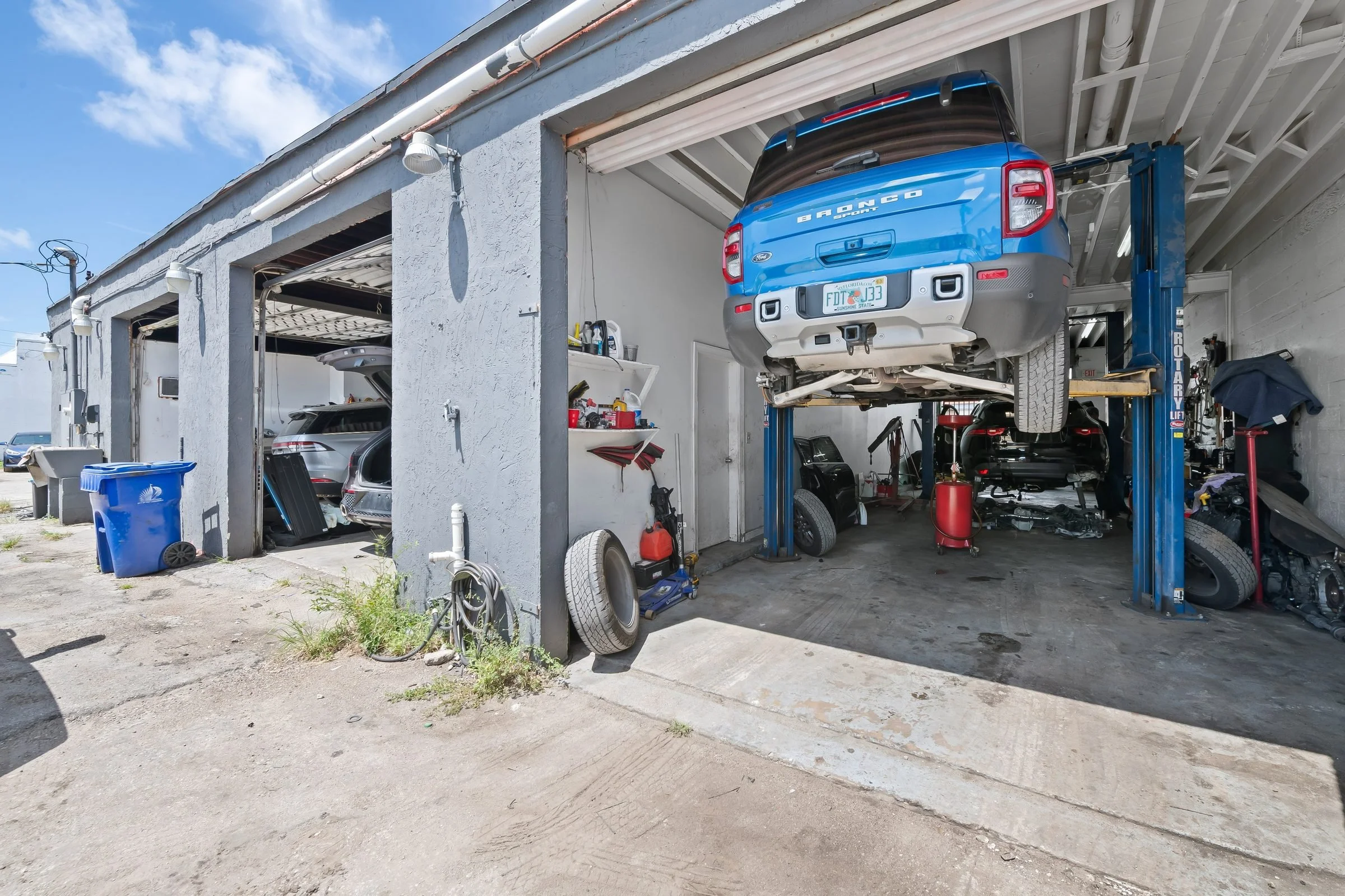 05-workshop-bays-vehicle-lifts.jpg