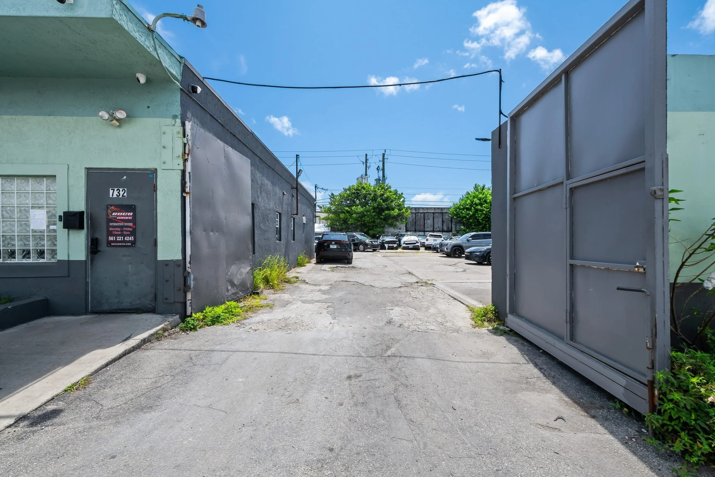 08-gated-entry-drive-aisle.jpg