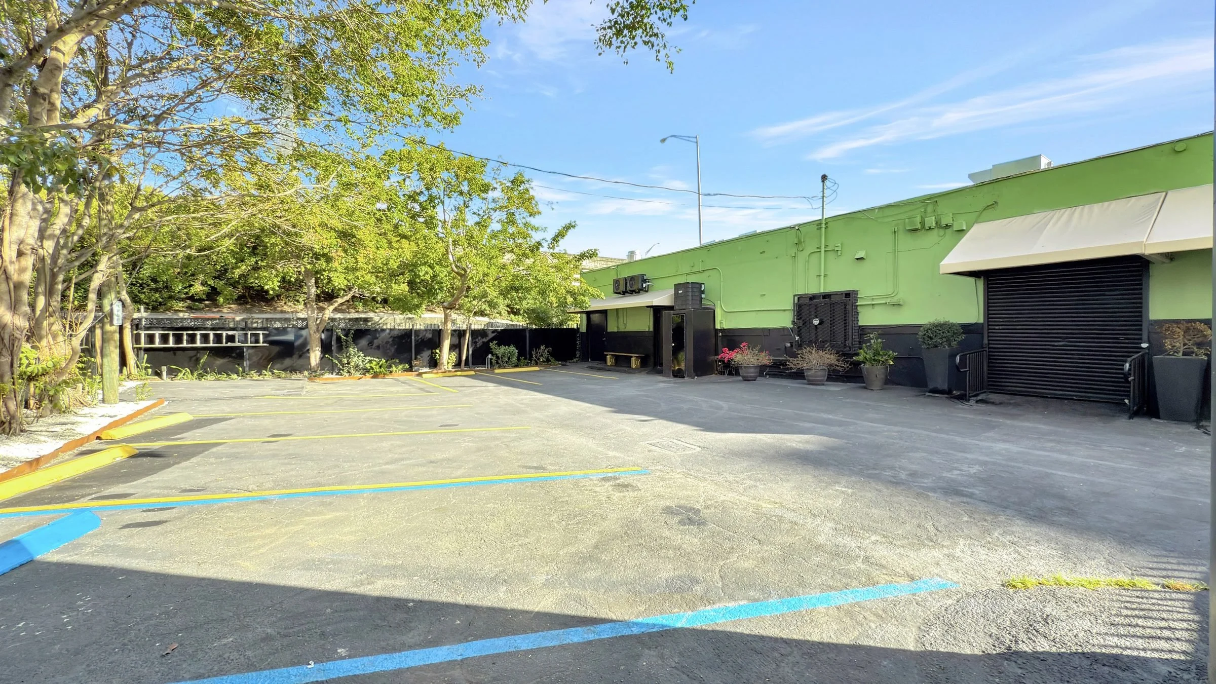 05-parking-lot-rear-loading.jpg