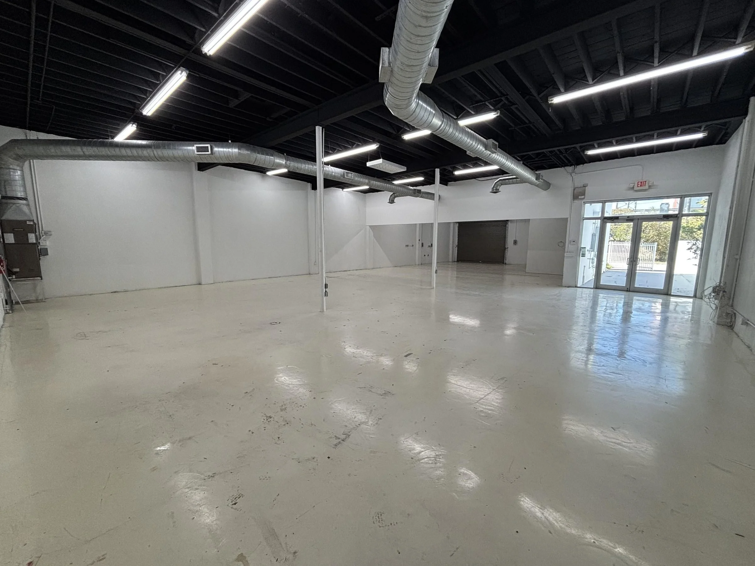 03-interior-toward-entry.jpg