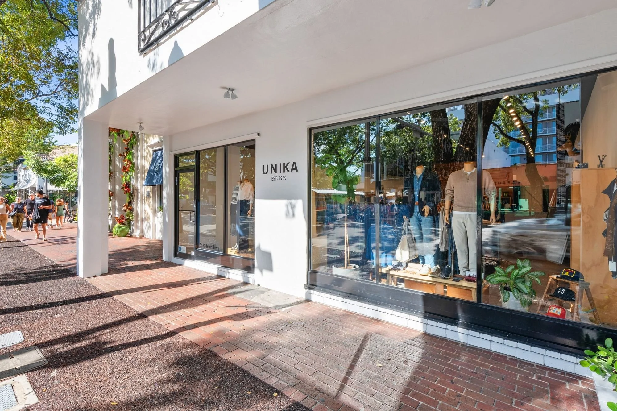 03-floor-to-ceiling-storefront-windows.jpg