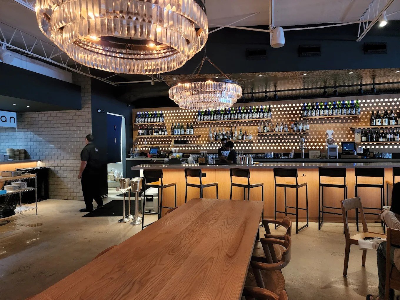 04-full-bar-chandeliers.jpg