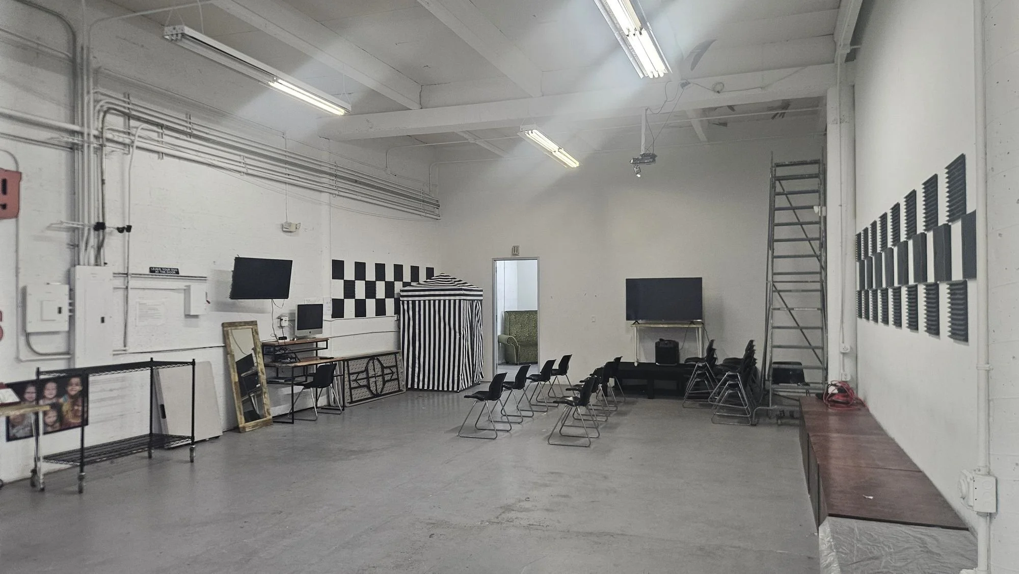 07-event-studio-with-stage.jpg
