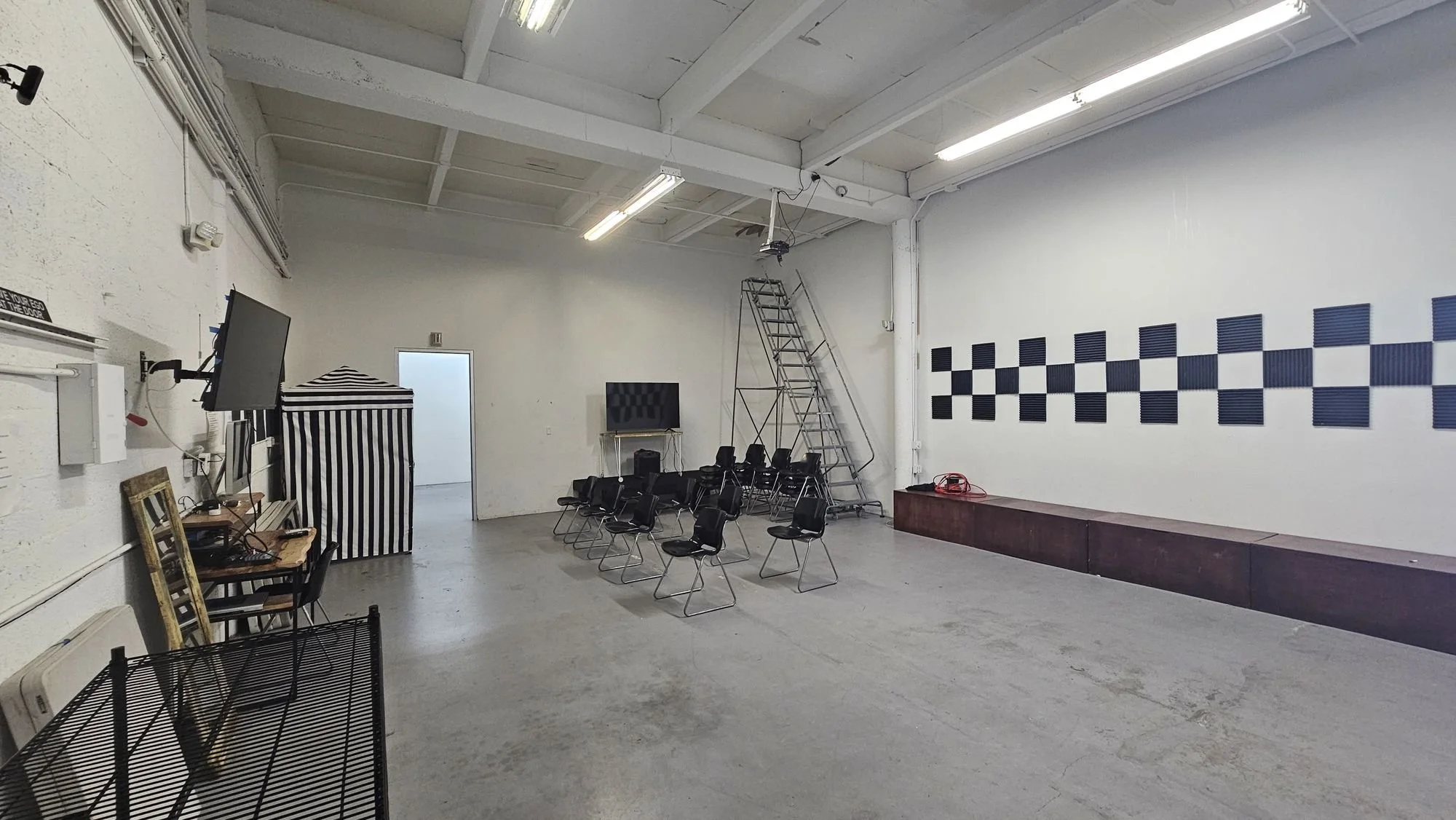 08-studio-backdrop-area.jpg