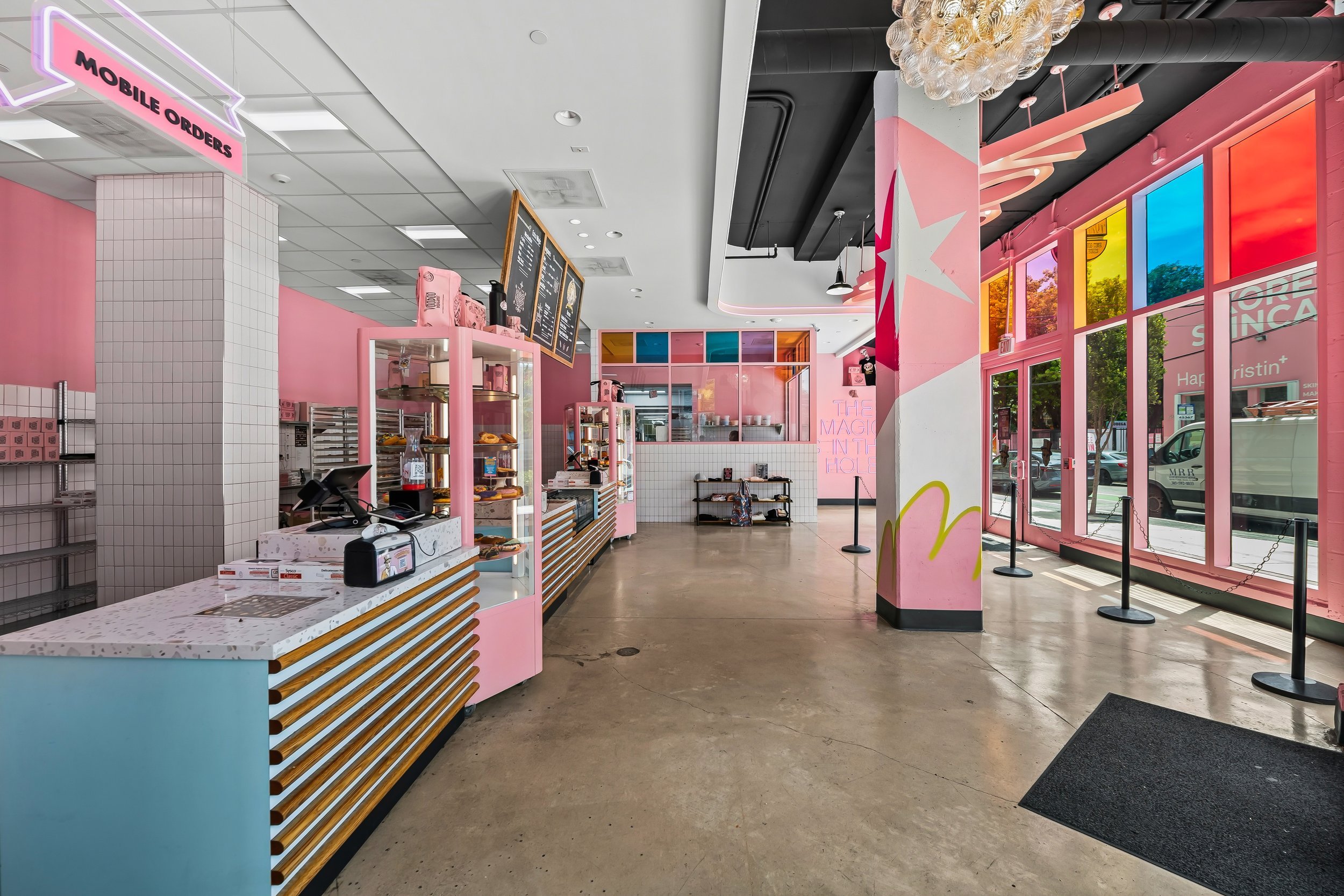 21-voodoo-doughnut-interior.jpg