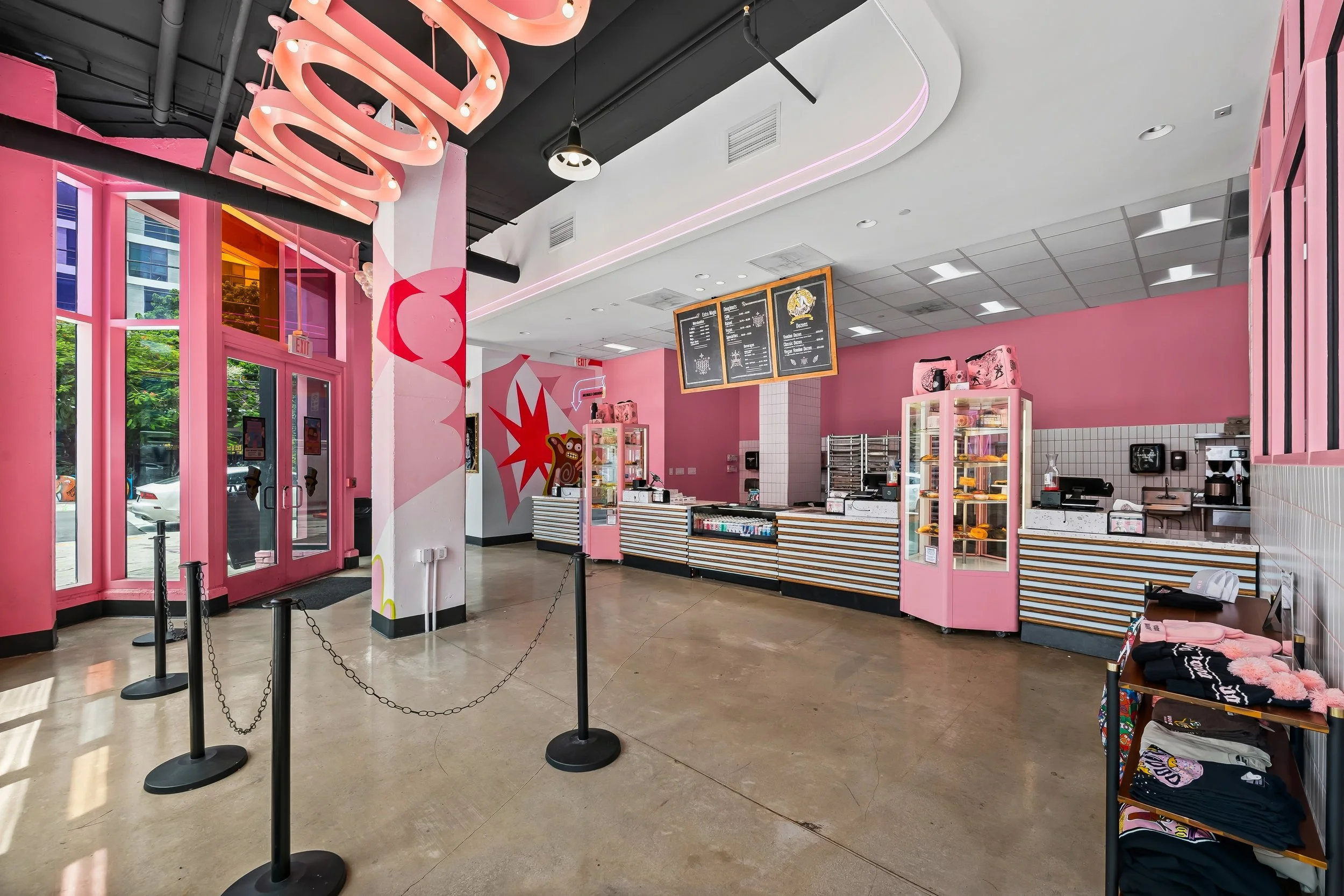 22-voodoo-doughnut-counter.jpg