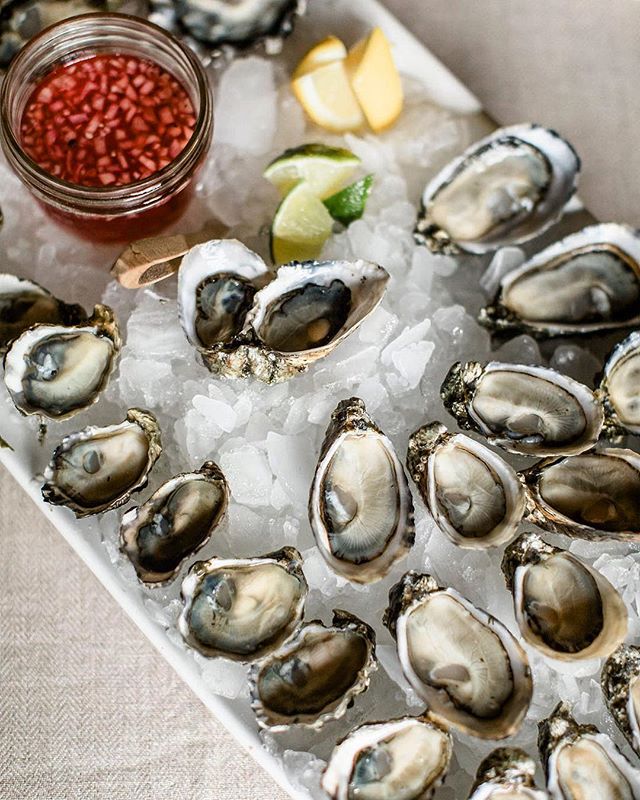 Dreaming of sunshine and seashells. It&rsquo;s almost wedding season!  Oysters, anyone?
🐚 ✨ 🥂 🌞 📸: @alantephotography 
#weddingseason #oysters #mobileoysterbar #popupoysterbar #getemwhiletheyrecold #summeriscoming #weencouragegluttony