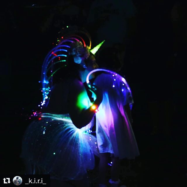 #Repost @_k.i.r.i_ with @get_repost
・・・
Posing with my little fans at @sculptureinthevineyards 📸 @goscho86 #lightupdress #unicorn #lightupunicorn #fibreopticdress #fiberopticdress #sartorial_fashtech #arteconnect #fashtech #huntervalleyweekender #huntervalleyevents #wollombiluminaria #visitwollombi @sartorial_fashtech @arteconnect01