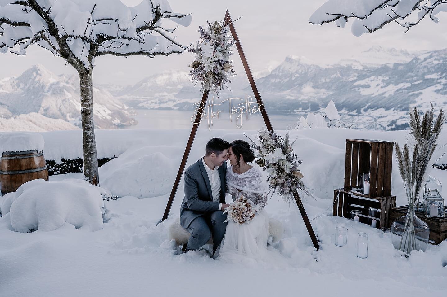 &laquo;
Wir lieben Winterhochzeiten in der Schweiz.

Konzeption: @events2people.ch
Planung &amp; Umsetzung: @traumtag_werkstatt
Location: @villahonegg
Fotografie: @merylgashiphotography
Leuchtbuchstaben @leuchtbuchstabenschweiz
Dekoration: @traumtag_