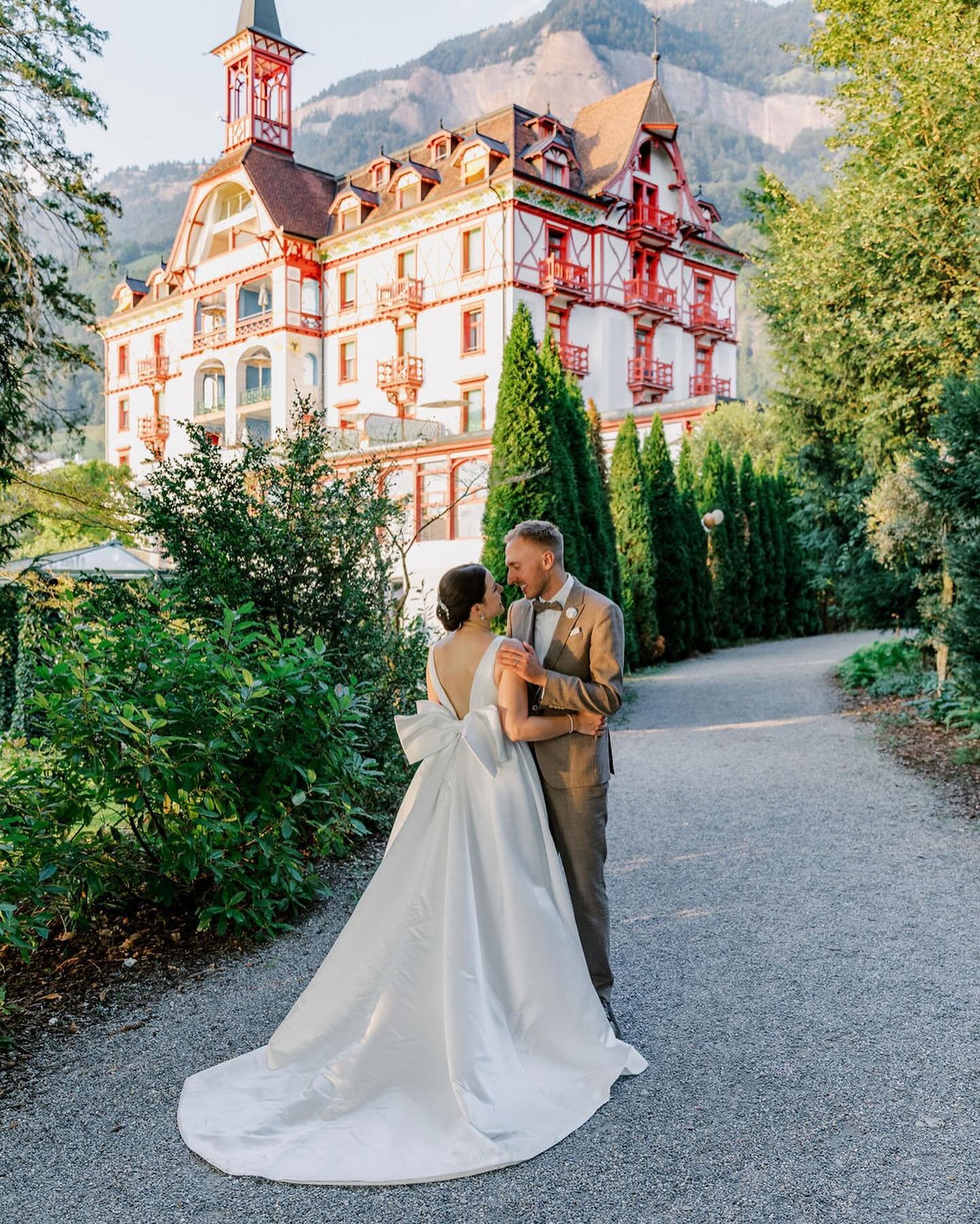 &laquo;
autumn wedding at lake lucerne

Location: @vitznauerhof, @hotel_floraalpina 
Fotografie: @davidandkathrin, @m_____stories, @mcreativedirections 
Videografie: @davidandkathrin 
florales Design &amp; Styling: @tabea
Zeremonie: @traumich.ch
Pape