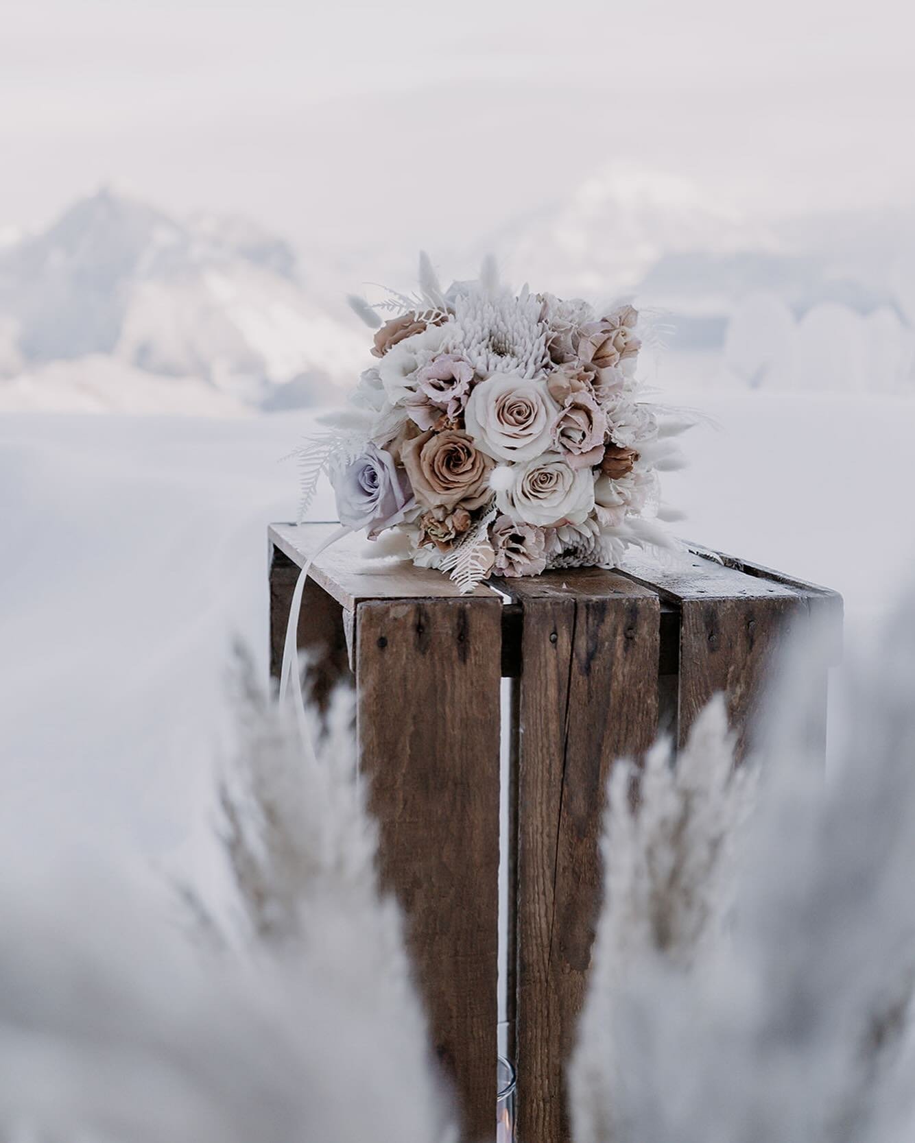 &laquo;
winter weddings in beautiful switzerland.

Konzeption: @events2people.ch
Planung &amp; Umsetzung: @traumtag_werkstatt
Location: @villahonegg
Fotografie: @merylgashiphotography
Leuchtbuchstaben @leuchtbuchstabenschweiz
Dekoration: @traumtag_we