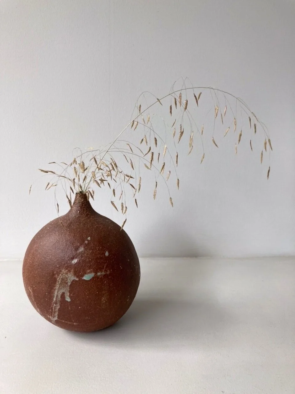 noe kuremoto - textured bud vase 