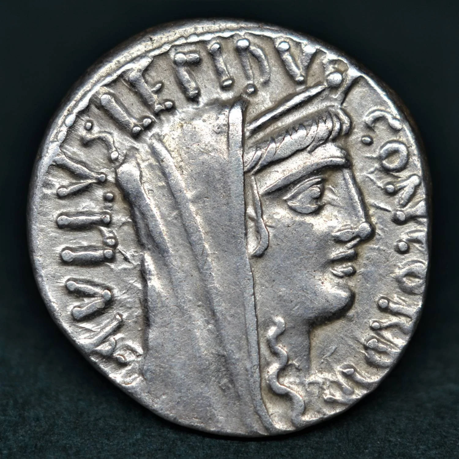 SILVER DENARIUS OF L. AEMILIUS LEPIDUS PAULLUS, 62 BC.