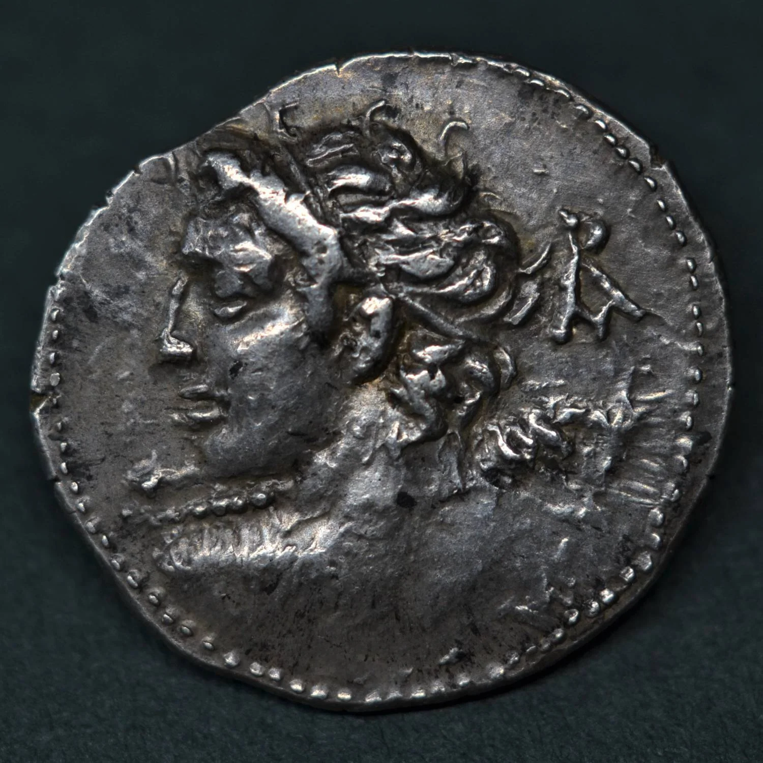 SILVER DENARIUS OF L. CAESIUS, 112-111 BC.