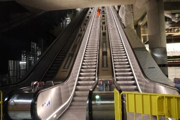 Escalators up to Dean Street ticket hall 2a.jpg