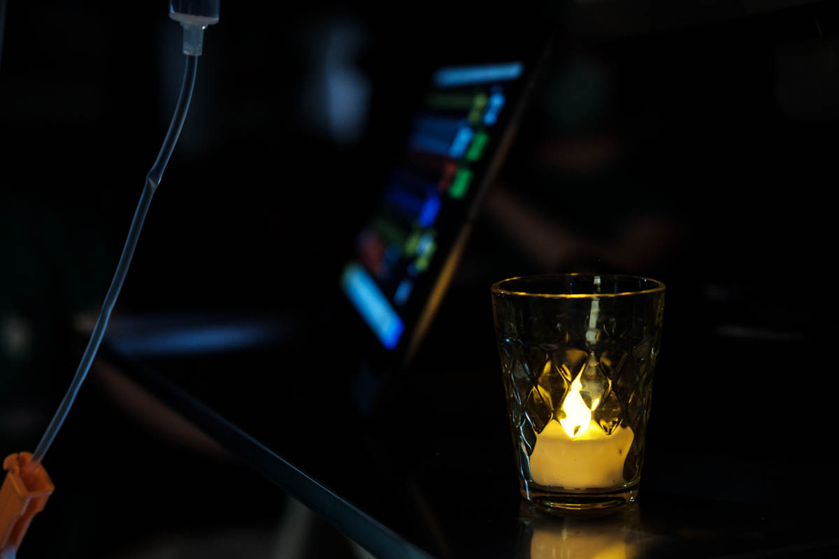 During passing away of the donor while a DCD (donation after circulatory determination of death) relatives have the opportunity to stay with the donor. Utmost silence is held during this period of time. Electric candle and dimmed lights in the operation theatre help creating a more dignified atmosphere.