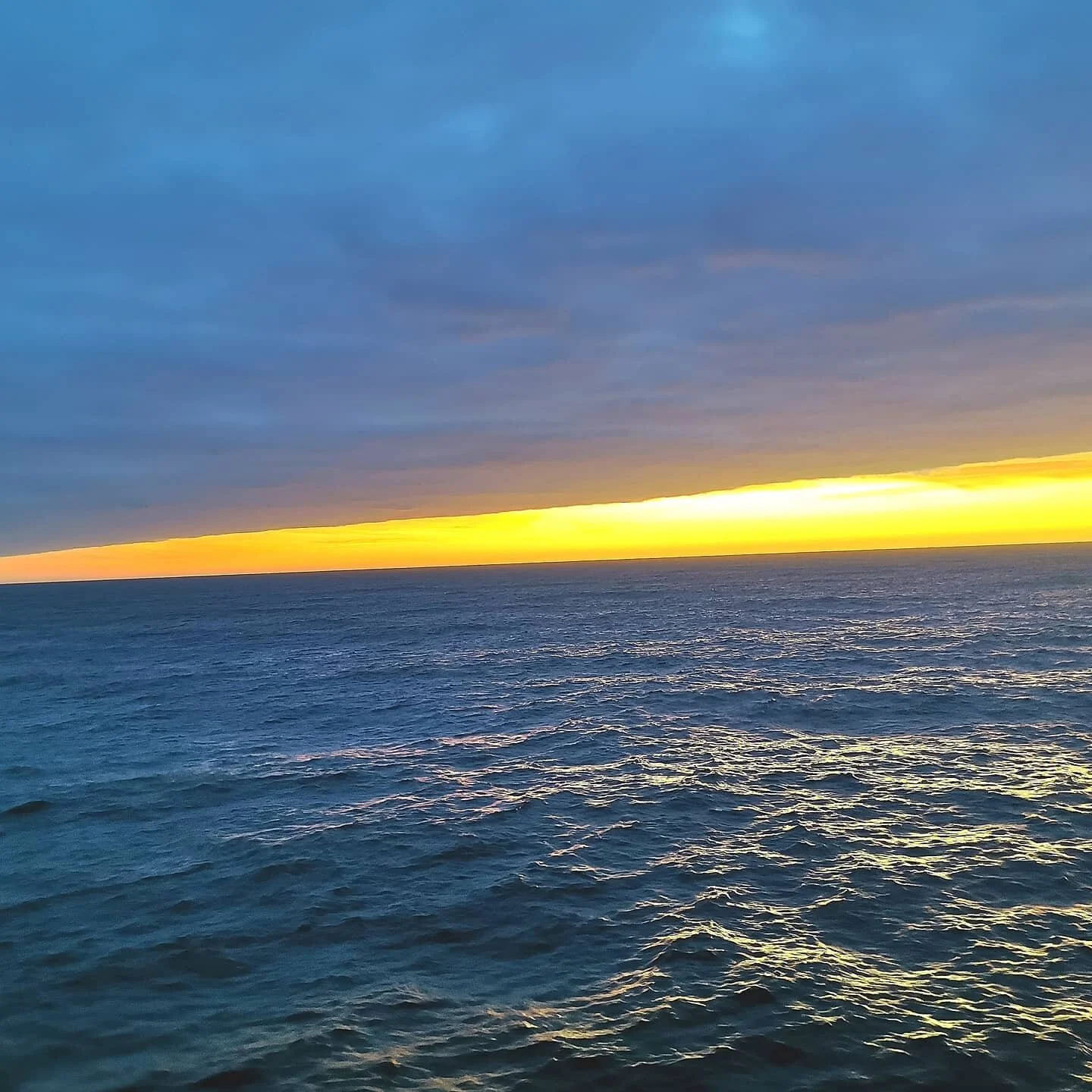 Different stages of the golden hour this morning with the sun powering through the clouds causing these beautiful defined lines
.
.
.
.
.
.
. 
#northatlantic #sealife #atlantic #magnumphotos  #thebrightsideofthesun #pinkfloyd